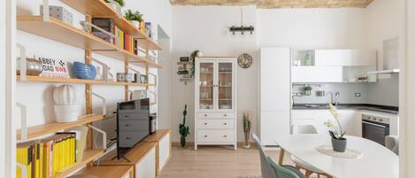 Fridge, oven, dishwasher, coffee/tea maker