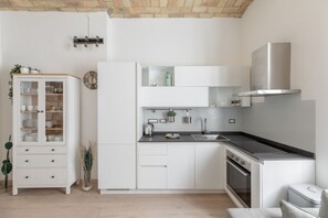 Refrigerador, horno, lavavajillas y cafetera y tetera 