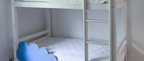 2 habitaciones, tabla de planchar con plancha y cuna de viaje