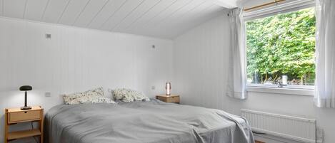 2 bedrooms, iron/ironing board, travel crib, free WiFi