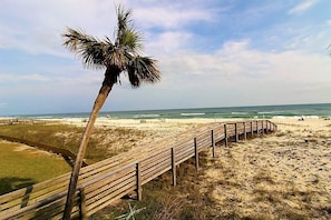 Condo, várias camas (Shipwatch A201) | Praia | Na praia 