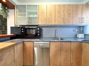 Fridge, microwave, oven, stovetop - Cozy Apt in Salou, Close to Llevant Beach, Pool, Terrace, A/C & Parking (Salou)