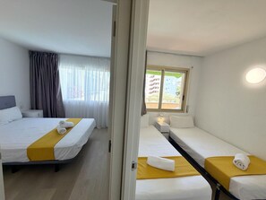 2 bedrooms, WiFi (free), bed sheets - Cozy Apartment in Salou: Large Terrace, Pool, Near Beach & Attractions, Sleeps 6 (Salou)