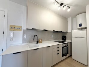 冷蔵庫、電子レンジ、オーブン、コンロ