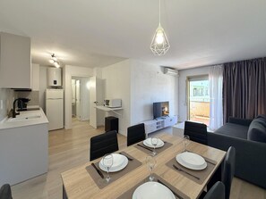 Dining - Cozy Apartment in Salou: Large Terrace, Pool, Near Beach & Attractions, Sleeps 6 (Salou)