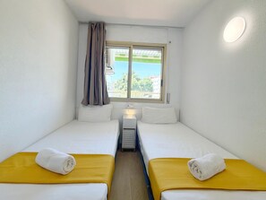 2 bedrooms, free WiFi, bed sheets - Cozy Apartment in Salou: Large Terrace, Pool, Near Beach & Attractions, Sleeps 6 (Salou)