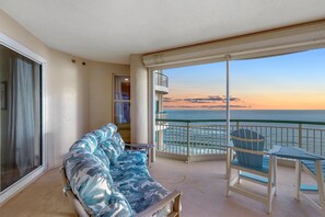 Appartement, meerdere bedden (Beach Colony West 9D) | Woonruimte | Een televisie