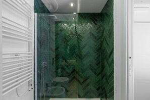 Dusche, Bidet, Handtücher, Toilettenpapier