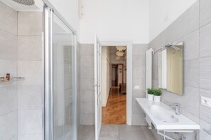 Shower, bidet, towels, toilet paper - iFlat | The gem of the center (Roma)