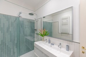 Bruser, hårtørrer, bidet, håndklæder