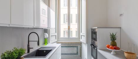Frigorifero, microonde, forno, piano cottura
