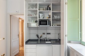 Refrigerador, microondas, lavavajillas, utensilios de cocina