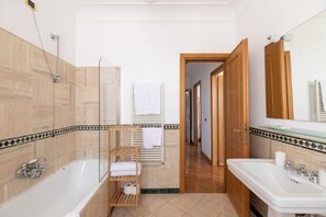 Shower, hair dryer, bidet, towels - iFlat | Monti Penthouse Panoramic View (Rome)