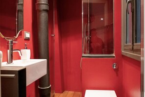 Sèche-cheveux, bidet, serviettes fournies, papier toilette