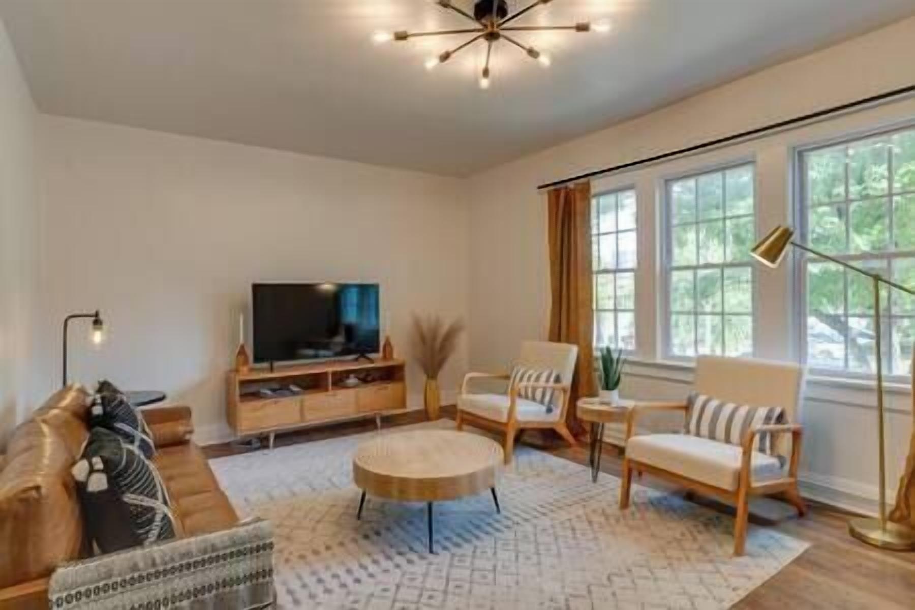 Sleep 16 in style- 1.5 miles from downtown!