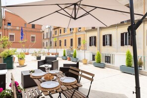Outdoor dining - iFlat | Opera Penthouse with Terrace (Roma)