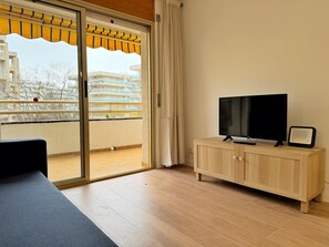 TV - Charming Salou Apartment: Pool Access, 500m to Beach, Wi-Fi, A/C, 4 Guests (Salou)