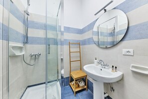 Shower, hair dryer, bidet, shampoo - iFlat | Trevi Fountain at your feet (Roma)