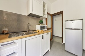 Kjøleskap, kaffetrakter/tekoker og kjøkkenutstyr