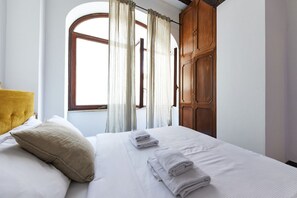 2 bedrooms, iron/ironing board, WiFi, bed sheets - iFlat | Trevi Fountain at your feet (Roma)