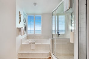 Appartamento, letti multipli (Beach Colony West 7A) | Bagno | Set di cortesia gratuito, shampoo, carta igienica