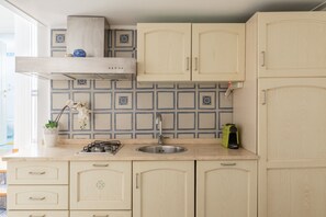 Refrigerador, cafetera y tetera, tostadora y utensilios de cocina 