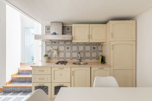 冷蔵庫、コーヒー / ティーメーカー、トースター、調理器具と食器