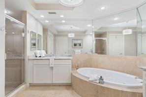 Condo, Plusieurs lits (Indigo West 1104) | Salle de bain | Articles de toilette (gratuits), shampooing, papier de toilette