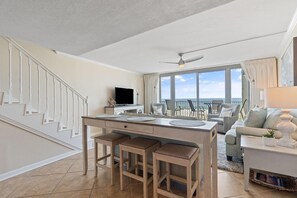 Apartment, Mehrere Betten (Perdido Towers West 307) | Wohnbereich | Fernseher