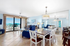 콘도, 킹사이즈침대 1개 및 소파베드 (Lei Lani 305T) | 거실 공간 | TV