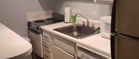 Microondas, horno, parrilla de estufa y lavavajillas