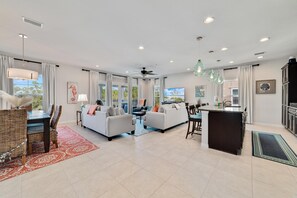 Casa geminada, várias camas (Emerald Tides at Lost Key Villas) | Cozinha privada | Fogão, torradeira, toalhas de papel