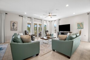 Maison, Plusieurs lits (Emerald Tides at Lost Key Villas) | Aire de séjour | Téléviseur