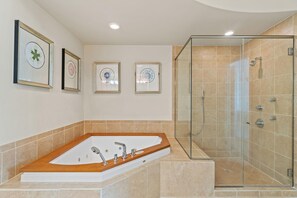 Condo, Plusieurs lits (Turquoise C1706) | Salle de bain | Articles de toilette (gratuits), shampooing, papier de toilette
