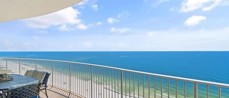 Condo, Multiple Beds (Turquoise C1706) | Outdoor dining