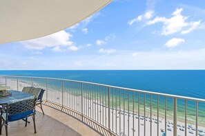 Un balcón con vista al océano y la playa.