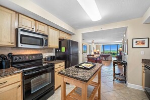 公寓客房, 多張床 (Perdido Towers East 103) | 私人廚房 | 烤箱、烤麵包機、紙巾