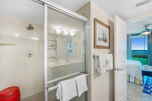 Lejlighed - flere senge (Perdido Towers East 103) | Badeværelse | Gratis toiletartikler, Shampoo, Toiletpapir
