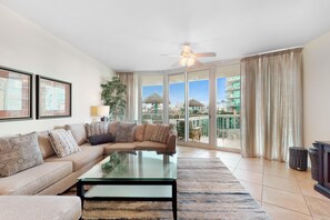 Apartment, Mehrere Betten (Caribe D216) | Wohnbereich | Fernseher