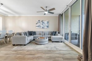 Appartement, 2 queensize bedden (Lost Key B304) | Woonruimte | Televisie