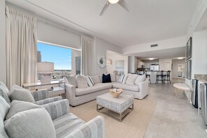 Condo, várias camas (Spanish Key 510) | Área de estar | TV