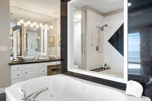 Lejlighed - flere senge (Palacio Penthouse 1903) | Badeværelse | Gratis toiletartikler, Shampoo, Toiletpapir