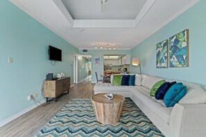 Apartamento, varias camas (Shipwatch Riverside E1005*) | Zona de estar | Una televisión