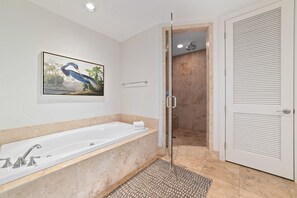 Apartment, Mehrere Betten (Mediterranean West 302) | Badezimmer | Kostenlose Toilettenartikel, Shampoo, Toilettenpapier