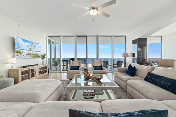 Appartement, Meerdere bedden (Mediterranean West 302) | Woonruimte | Televisie