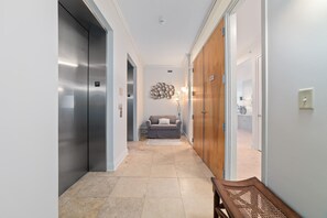 Apartment, Mehrere Betten (Mediterranean West 302) | Innenbereich
