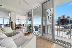 Apartment, Mehrere Betten (Mediterranean West 302) | Wohnbereich