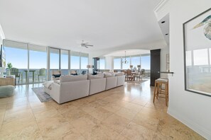 Appartement, Meerdere bedden (Mediterranean West 302) | Woonruimte | Televisie