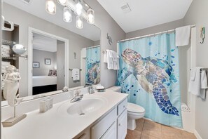 Condo, 1 cama Queen size y sofá cama (Grand Caribbean West 316) | Baño | Amenidades de baño gratuitas, shampoo, papel de baño 