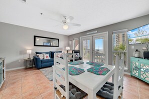 Condo, 1 cama Queen e sofá-cama (Grand Caribbean West 316) | Área de estar | TV